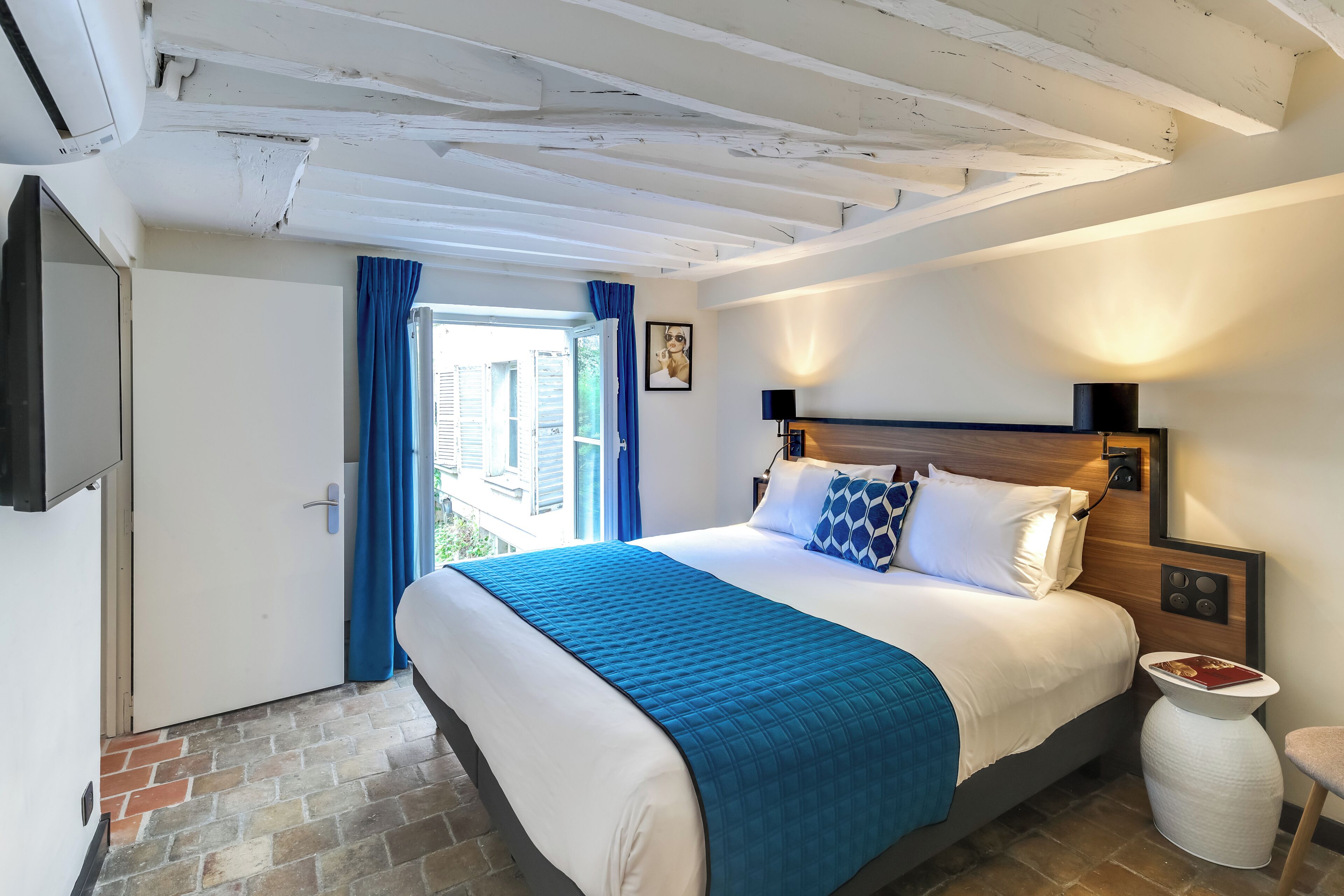 Sengetøy av topp kvalitet, safe på rommet og blendingsgardiner