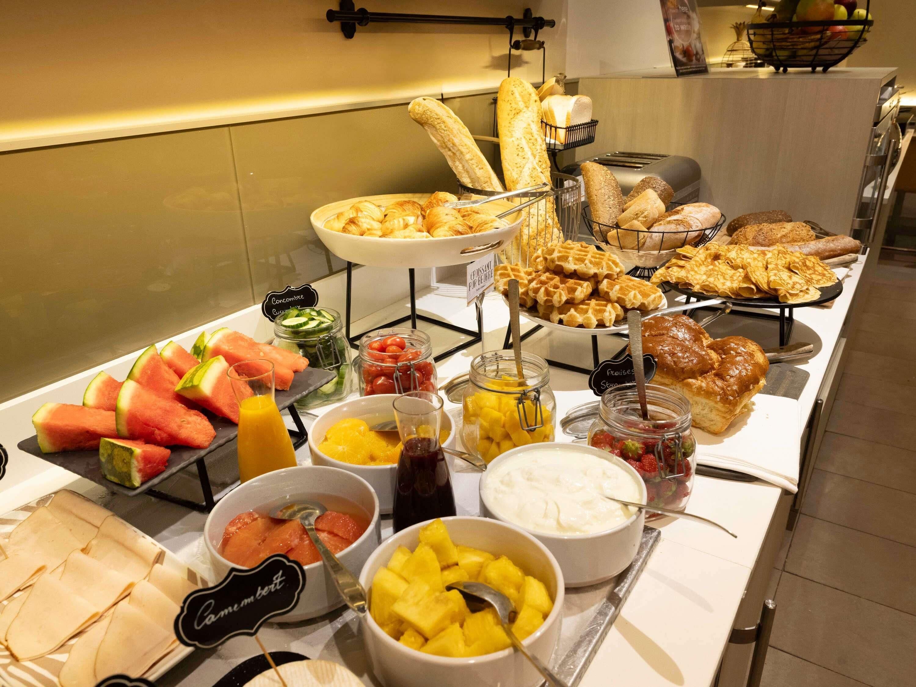 Ropa de cama de alta calidad y caja de seguridad en la habitación 