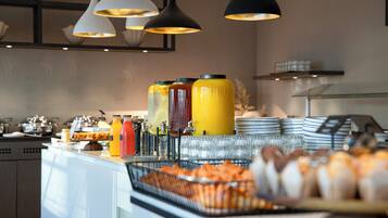 Zona de bufé con diferentes opciones de comida y bebidas.