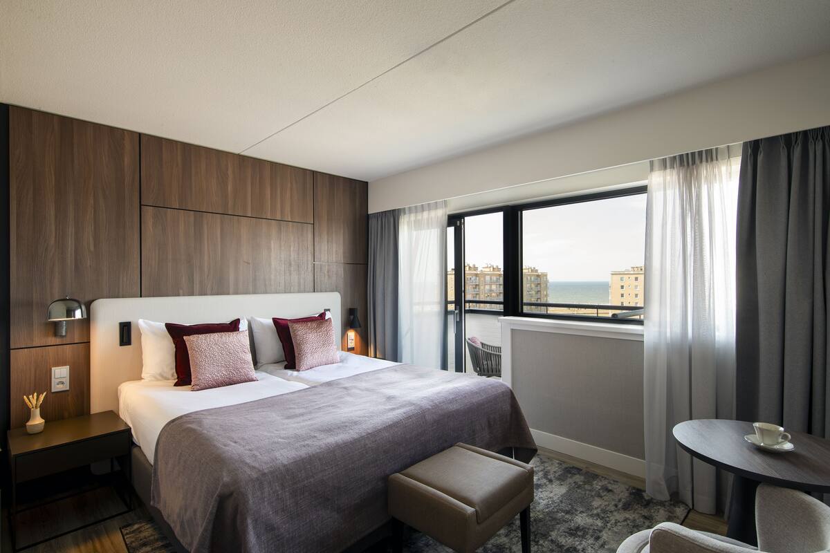 Deluxe kamer, uitzicht op zee | Luxe beddengoed, een kluis op de kamer, een bureau