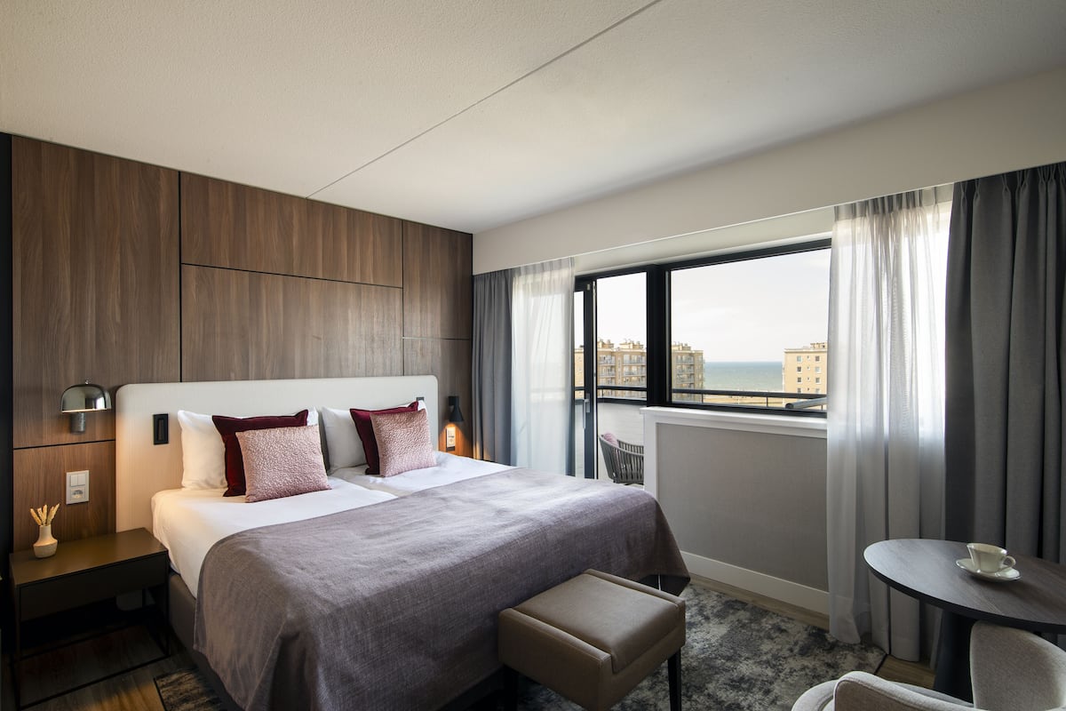 Deluxe Room, Sea View | 1 bedroom, premium bedding, in-room safe, desk