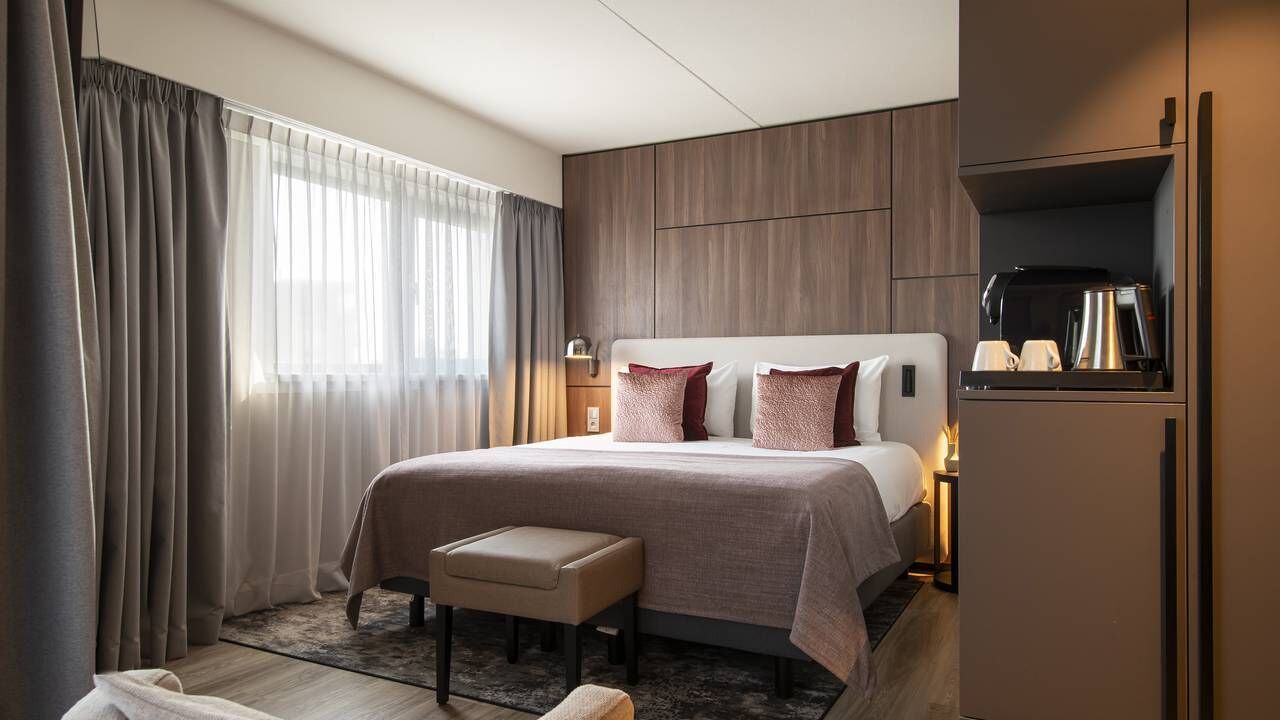 Luxe beddengoed, een kluis op de kamer, een bureau