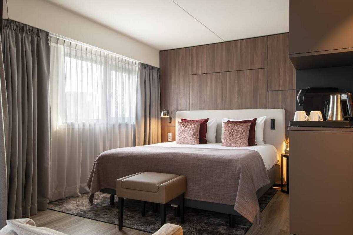 Luxe beddengoed, een kluis op de kamer, een bureau
