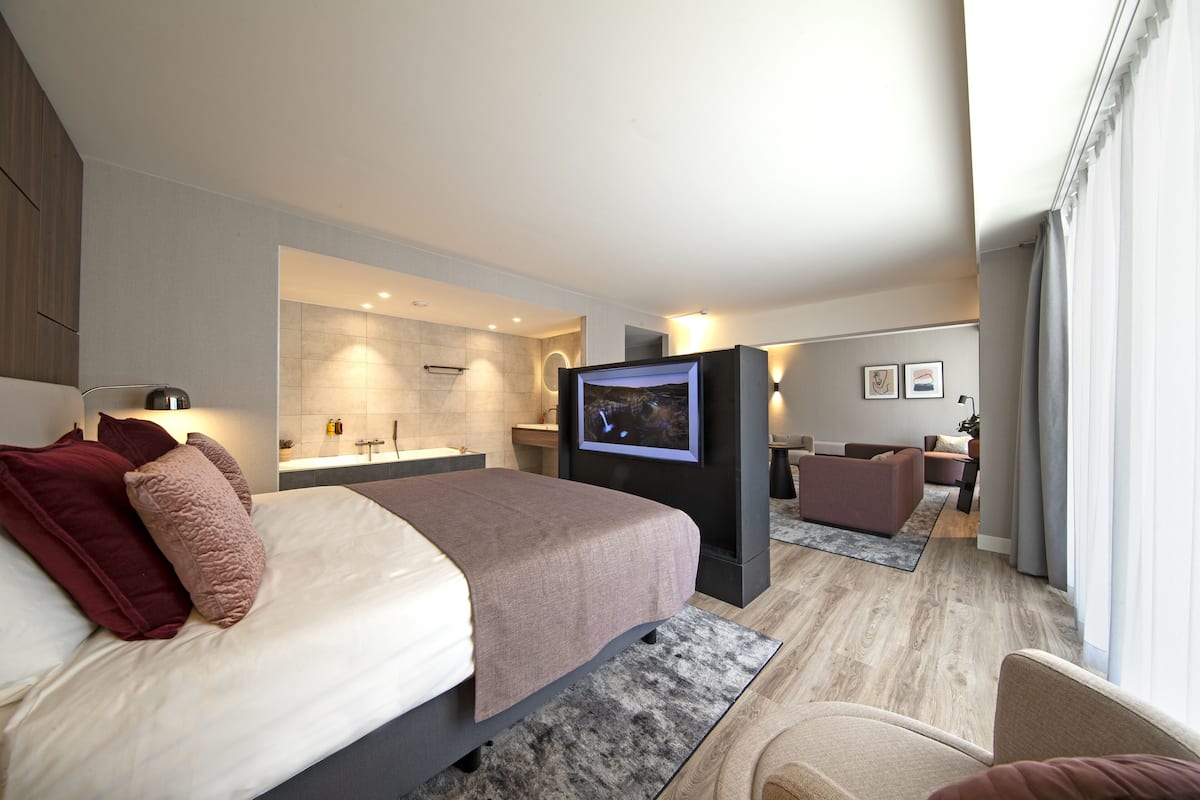 Suite | 1 bedroom, premium bedding, in-room safe, desk