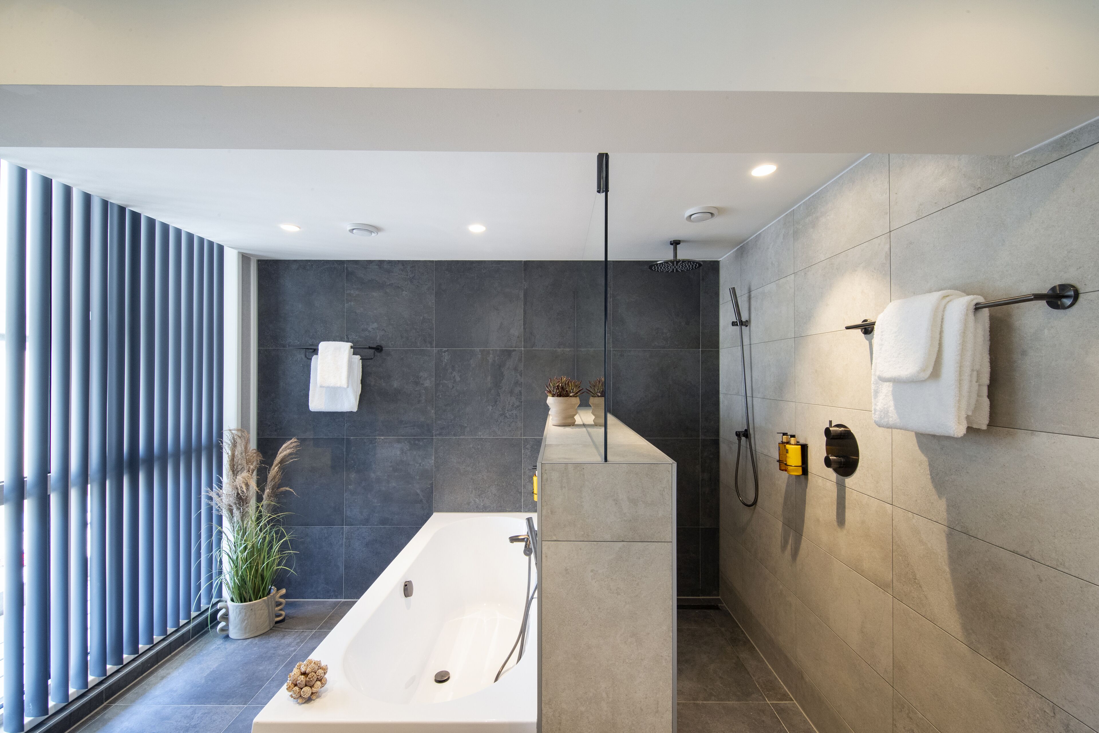 Panoramic-Suite, Meerblick | Badezimmer | Duschwanne, kostenlose Toilettenartikel, Haartrockner, Handtücher