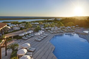 Indoor pool, outdoor pool, open 8:00 AM to 7:00 PM, pool umbrellas - Hotel Quinta do Lago (Loulé)