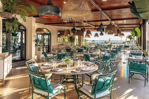 2 من المطاعم، حيث تُقدم وجبات الإفطار، الغداء، العشاء، الأطباق الإيطالية