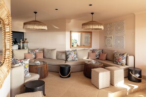 2 Bars/Lounges, Piano-Bar
