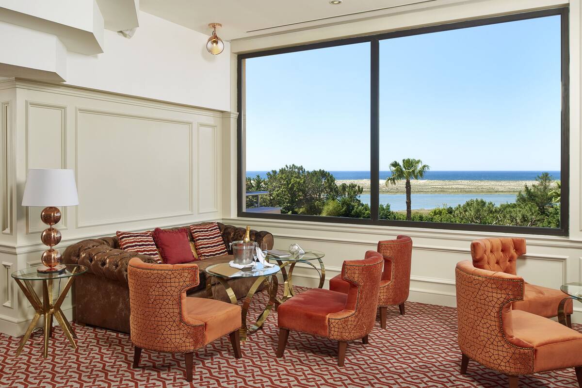 2 bars/lounges, piano bar