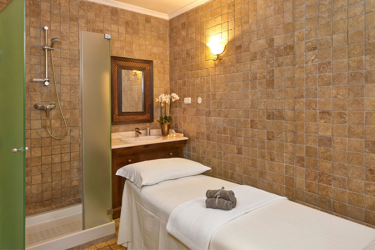 sauna, hot tub, steam room, body treatments, hot stone massages