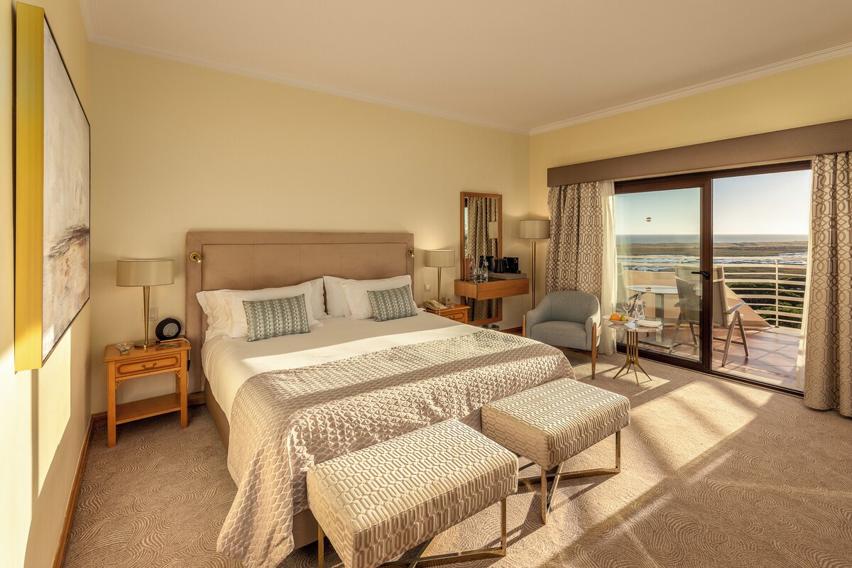 Double or Twin Room, Sea View (Lagoon Side) | Minibar, in-room safe, desk, blackout curtains