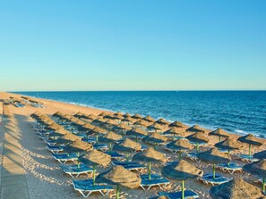 Am Strand, Liegestühle, Sonnenschirme, Strandtücher