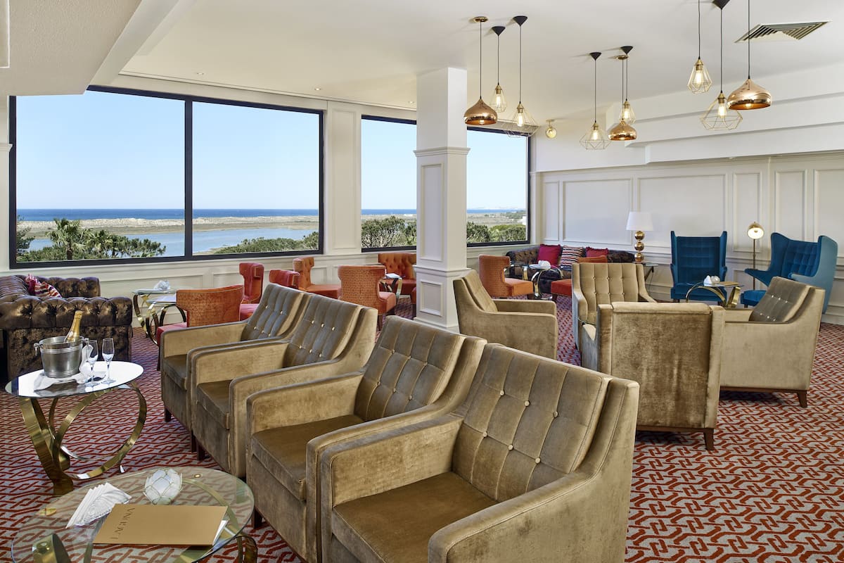 2 bars/lounges, piano bar