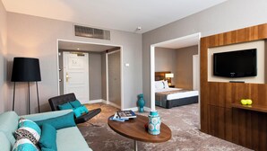Suíte, 1 quarto (1 King & 1 Sofa Bed) | Roupas de cama premium, frigobar, cofres nos quartos, escrivaninha