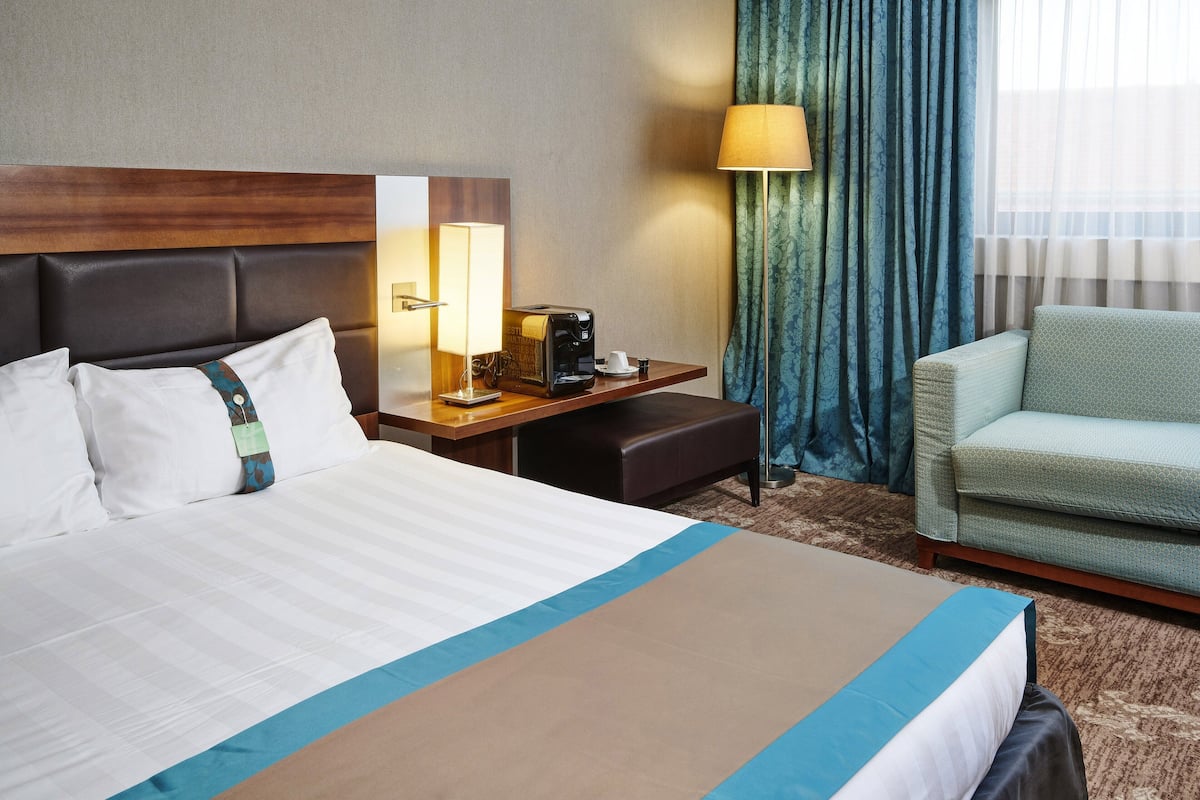 Ropa de cama de alta calidad, minibar, caja fuerte y escritorio