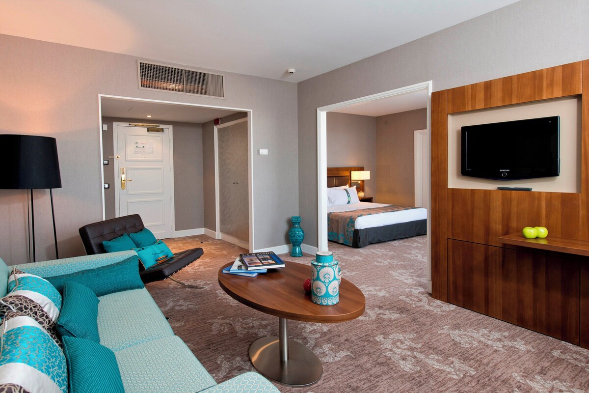 Suite - 1 soveværelse (1 King & 1 Sofa Bed) | Premium-sengetøj, minibar, pengeskab på værelset, skrivebord