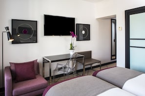 Minibar, desk, blackout curtains, bed sheets - Avani Avenida Liberdade Lisbon Hotel (Lisbon)