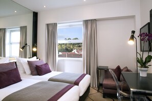 Minibar, escritorio, cortinas blackout y ropa de cama 