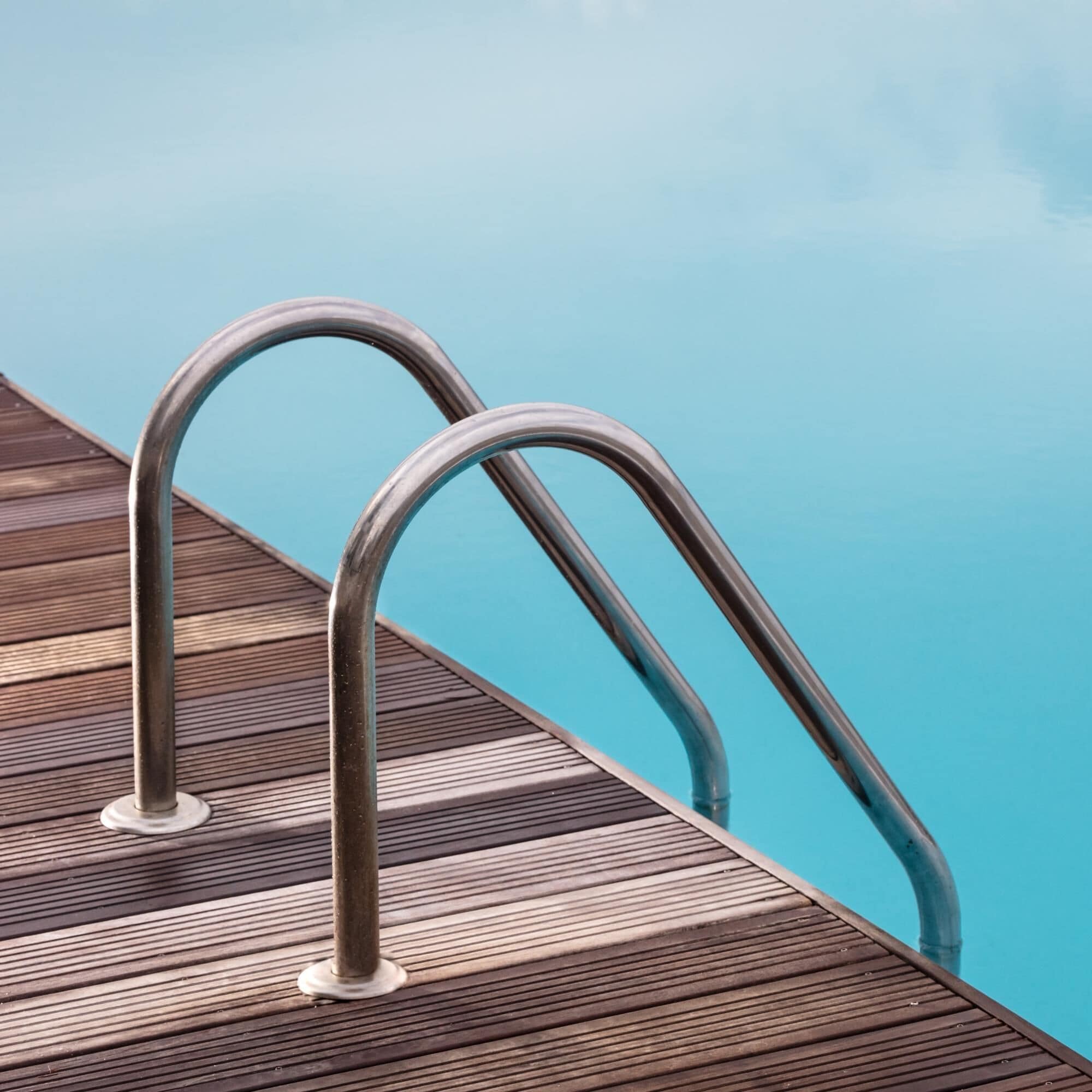 季节性开放的室外游泳池，日光浴躺椅