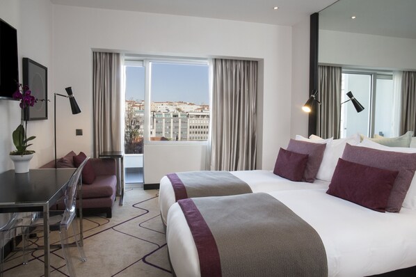 Minibar, escritorio, cortinas blackout y ropa de cama 