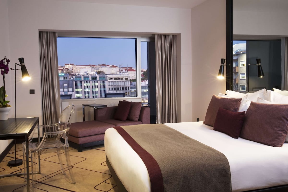 Minibar, escritorio, cortinas blackout y ropa de cama