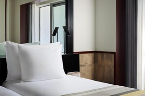 Avani Room, View | Minibar, desk, blackout curtains, bed sheets - Avani Avenida Liberdade Lisbon Hotel (Lisbon)