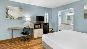 Standard Room, 1 King Bed, Non Smoking | Iron/ironing board, cribs (free), rollaway beds (surcharge), WiFi (free)