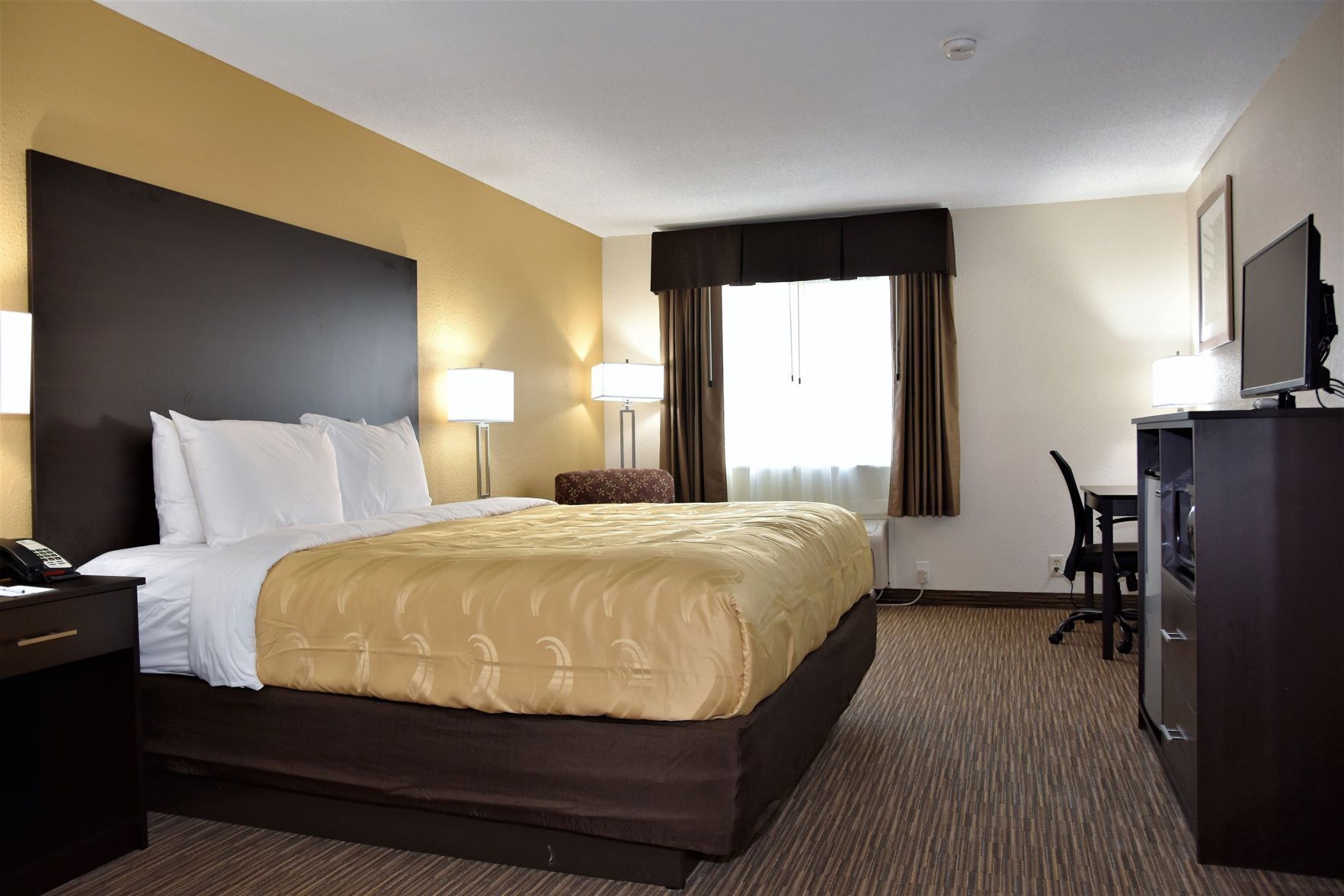 Iron/ironing board, free WiFi, bed sheets