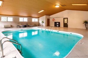 Indoor pool, sun loungers