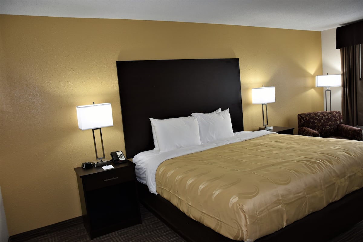 Iron/ironing board, free WiFi, bed sheets