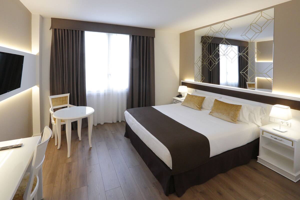 Phòng đôi (King Size) | 1 phòng ngủ, minibar, két bảo mật tại phòng, bàn 