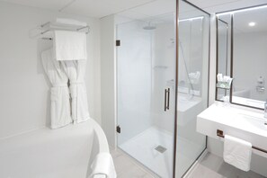 Kostenlose Toilettenartikel, Haartrockner, Handtücher