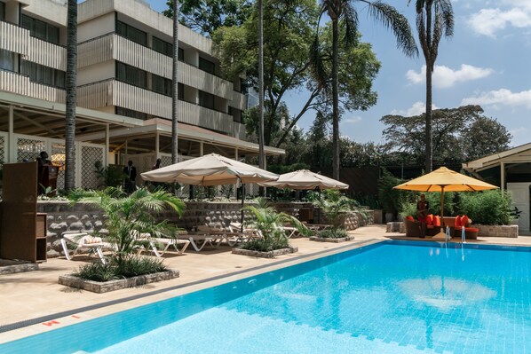 Bar en bord de piscine