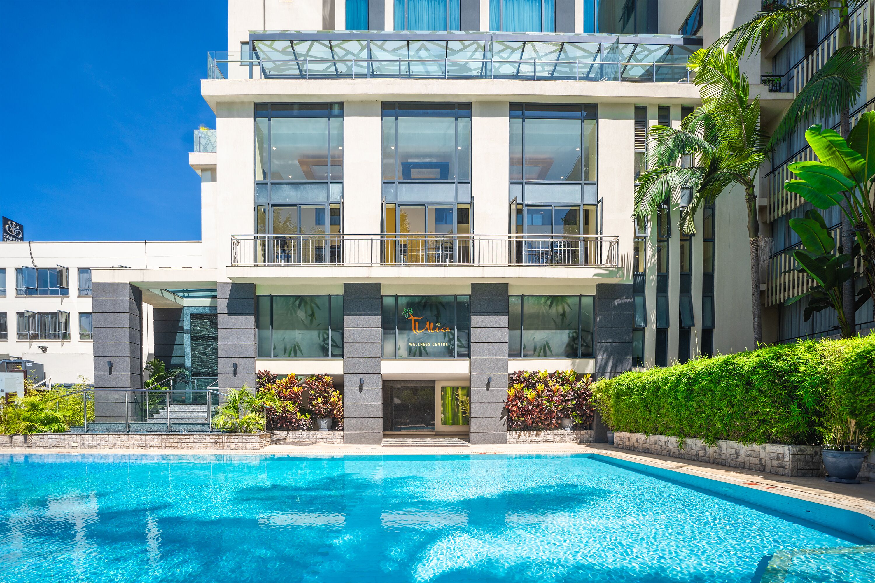 Una piscina al aire libre, sombrillas