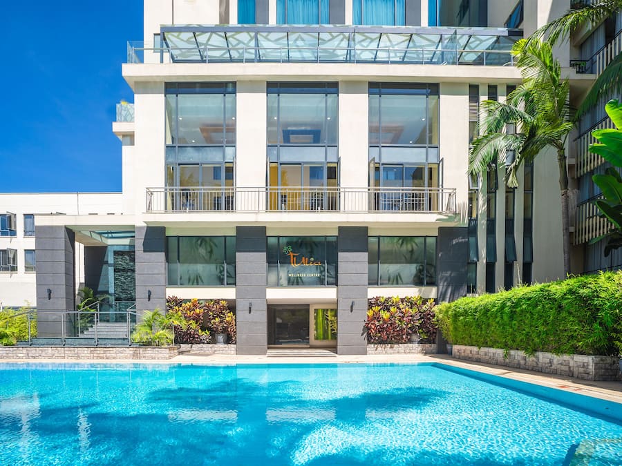 Utomhuspool och parasoller