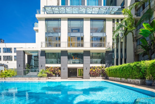 Piscine extérieure, parasols de plage