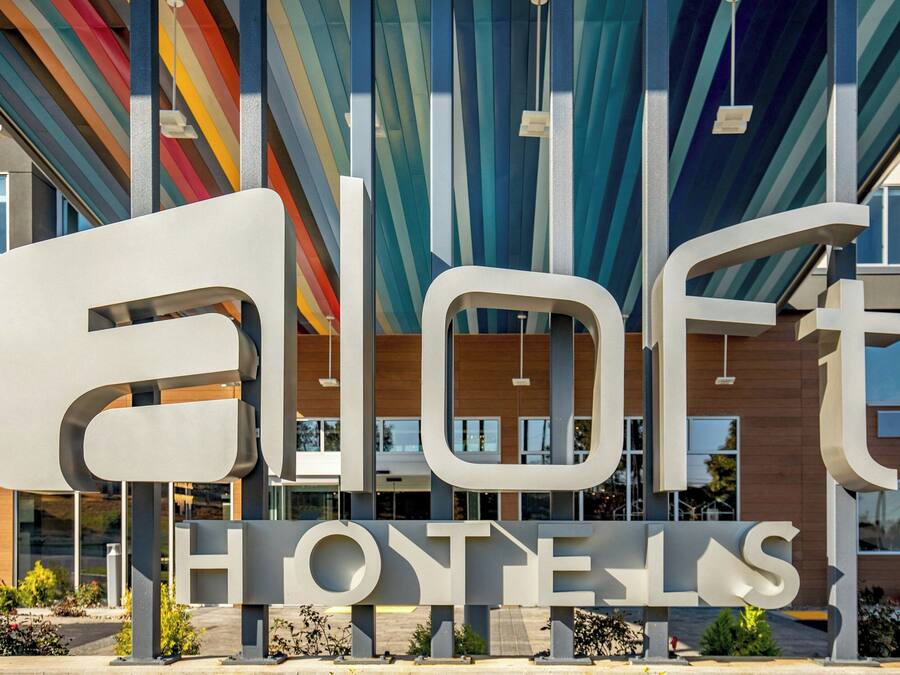 Un letrero moderno de hotel con el nombre 'eLOFT HOTELS' en letras grandes y blancas.