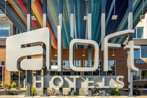Welcome to eLOFT HOTELS, situated in the heart of the city.