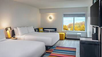 Luxe beddengoed, een kluis op de kamer, een bureau, een laptopwerkplek