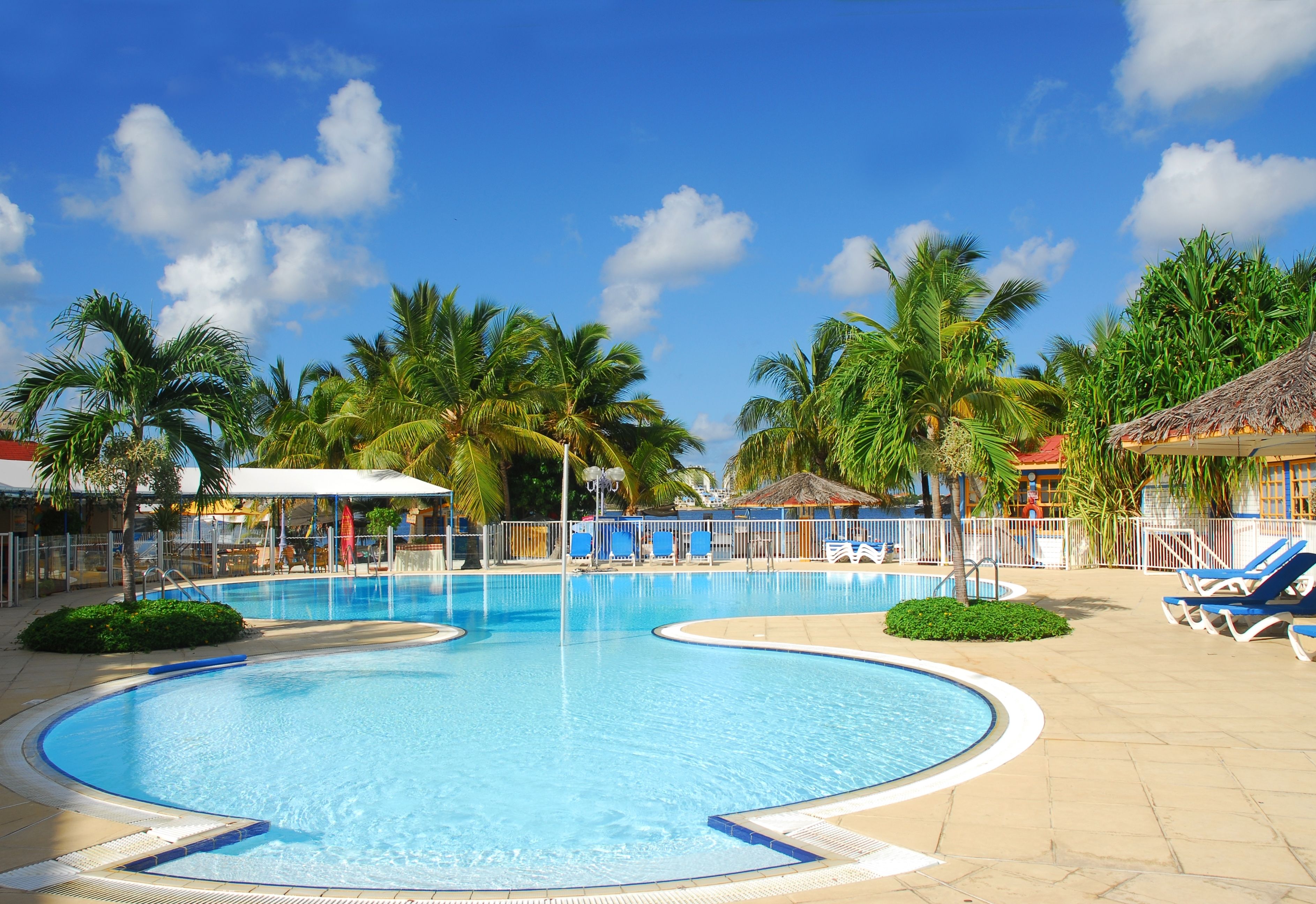 2 kolam renang outdoor, dengan kursi berjemur