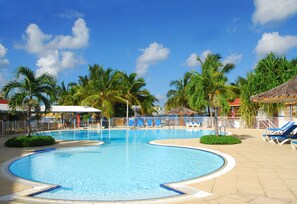 2 kolam renang outdoor, dengan kursi berjemur