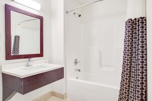 Bañera, artículos de tocador gratuitos, secador de pelo, toallas