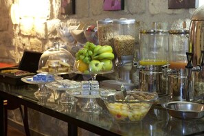 Petit déjeuner buffet (12.5 EUR par personne)