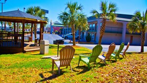 Un belvédère, des chaises d’extérieur et un bâtiment doté d’un balcon.