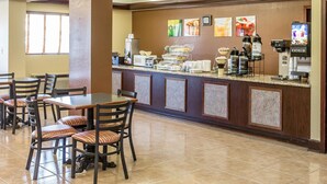 Un bar où l'on peut prendre le petit-déjeuner, avec des sièges et des machines à café.