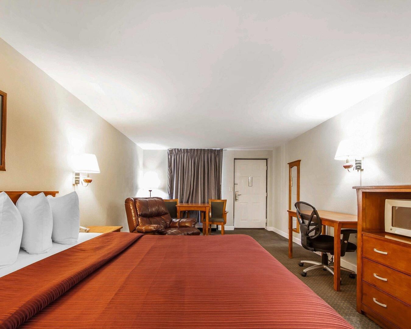 Een bureau, gratis wifi, beddengoed