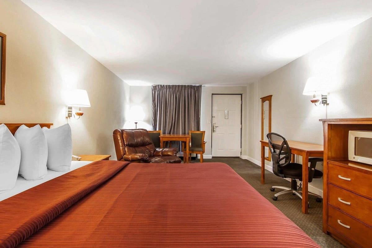 Een bureau, gratis wifi, beddengoed