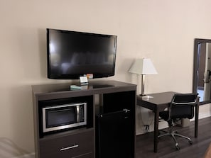 Een bureau, gratis wifi, beddengoed