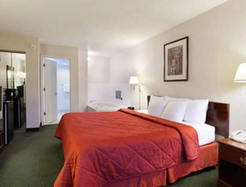 Bureau, fer et planche à repasser, lits pliants/supplémentaires