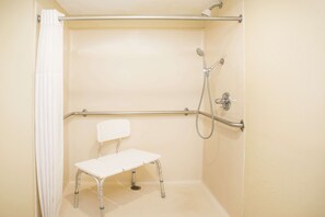 Een bureau, een strijkplank/strijkijzer, extra bedden (toeslag)